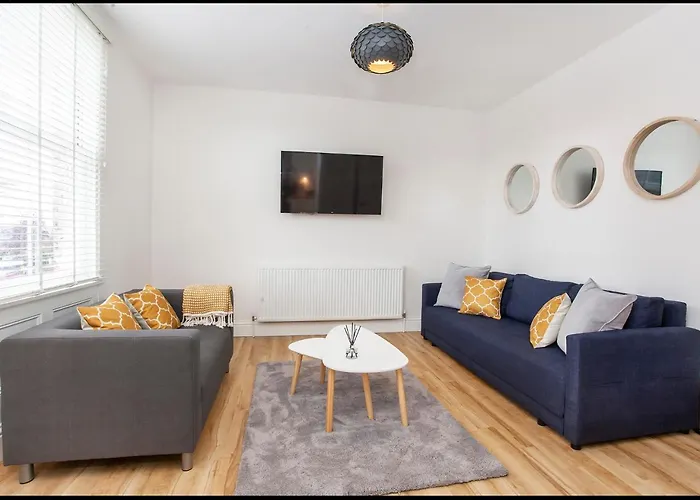 Apartment 5 Blue Bridge Court